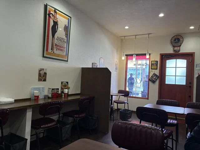 14席、落ち着いたこじんまり空間